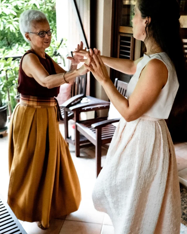 Ma mère est ma première ambassadrice.
Elle a choisi "L'àDN II et demi". Moi "L'àDN II". Coïncidence ? Sûrement pas !
Deux tenues identitaires qui se répondent. Une complicité chaloupante. Et nos sourires.
Des moments précieux où l'élégance se fait héritage...

````````````````
My mother is my first ambassador. 
She chose "L'àDN II et demi". I chose "L'àDN II." Coincidence? I think not!
Two very personal outfits that converse with one another. A swaying complicity. And our smiles. 
Precious moments where elegance becomes heritage... 

````````````````
👗 L'àDN II - collection II "Demain, dès l'aube"
L'àDN II et demi - collection III "Canopée"

#etalaure #insulaireetsolaire #elegancelumineuse #robedesoiree #transmission #momentsprecieux #caribbeanartisanalluxury #madeinmartinique